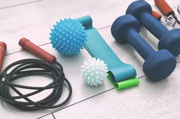 5 noderīgākie fitnesa piederumi treniņiem mājās